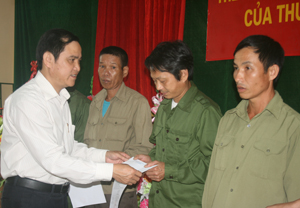 Lãnh đạo UBND huyện Đà Bắc trao quyết định chi trả chế độ cho các đối tượng tham gia kháng chiến tại chiến trường miền Nam và làm nghĩa vụ quốc tế tại Lào.